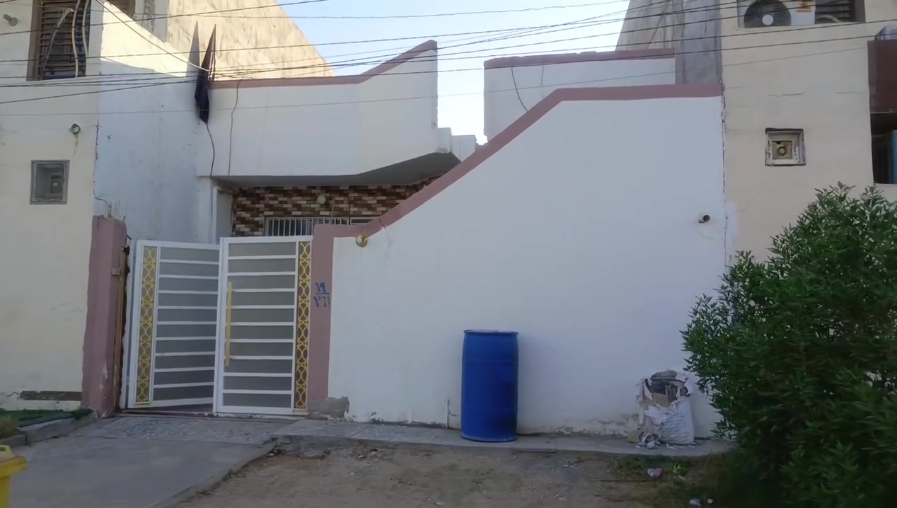 بيت بمساحة 108 متر سند 25طابو زراعي اقرار محكمه من صاحب الارض طابق واحد بناء طابوق يحتوي ع غرفه وصاله واستقبال ومطبخ ومجاميع صحيه عدد2 خدمات كامله وعرض الشارع 25متر  بسعر 130 قابل للتفاوض في شارع السيده زينب عمود 77  قرب فندق البارون ويبعد عن مرقد الامام حوالي 2كيلو للاستفسار ***********
