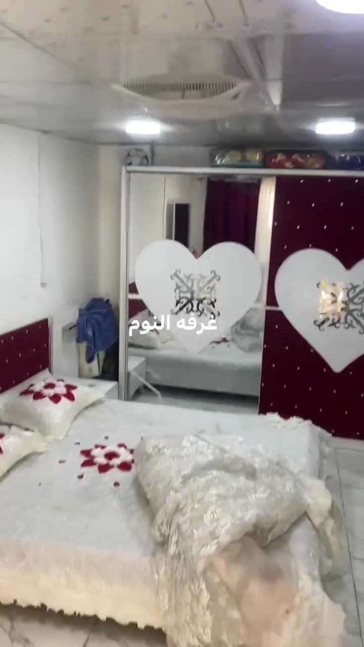 سلام عليكم بيت للبيع تجاوز خمسين متره بي غرفه نوم وهول زغير ومطبخ وحمام ابطنه وطرمه زغيره السكف مال الغرفه اعكاده ووفوك الغرفه هيكل غرفه بس مابي درج مكان البيت الزعفرانيه شارع المعهد شارع المكتبة مال تاج المعارك للستفسار واتساب ***********
البيت مقابل الطابو 40 متره عن التبليط مي وكهرباء كامل خلف مدرسه الكندي مستعجل ع بيعته
