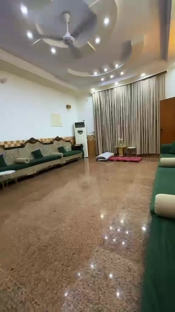 دار سكن طابو صرف في ( حي الزهراء )
خلف بيت ( النائبة محاسن خيري عليوي )

مساحة ٣٠٠ م - ( طابقين ) - ( امامه متنزه )

طابق أول :- ( ٢ غرف نوم ) + ( ٣ صحيات )
طابق ثاني :- ( ٣ غرف نوم نظام سويت)( ٣ صحيات )

بناء طابوق جمهوري - سقف صب كونكريت 
( سطح البيت شتايكر + أويزكوم + طبقات عازل )

( كل الخدمات متوفرة - ماء - كهرباء - تبليط - انارة 
مجاري - ارصفة )
( امامه متنزه + شارع بوجه البيت )
( بناء درجة أولى + تحويل مباشر )
(كما موضح في الفيديوات داخل + الخارج )

للاستفسار مراجعة مكتب غازي للعقار   
واسط - الزبيدية - قرب أفران المائدة  *********** 
***********
