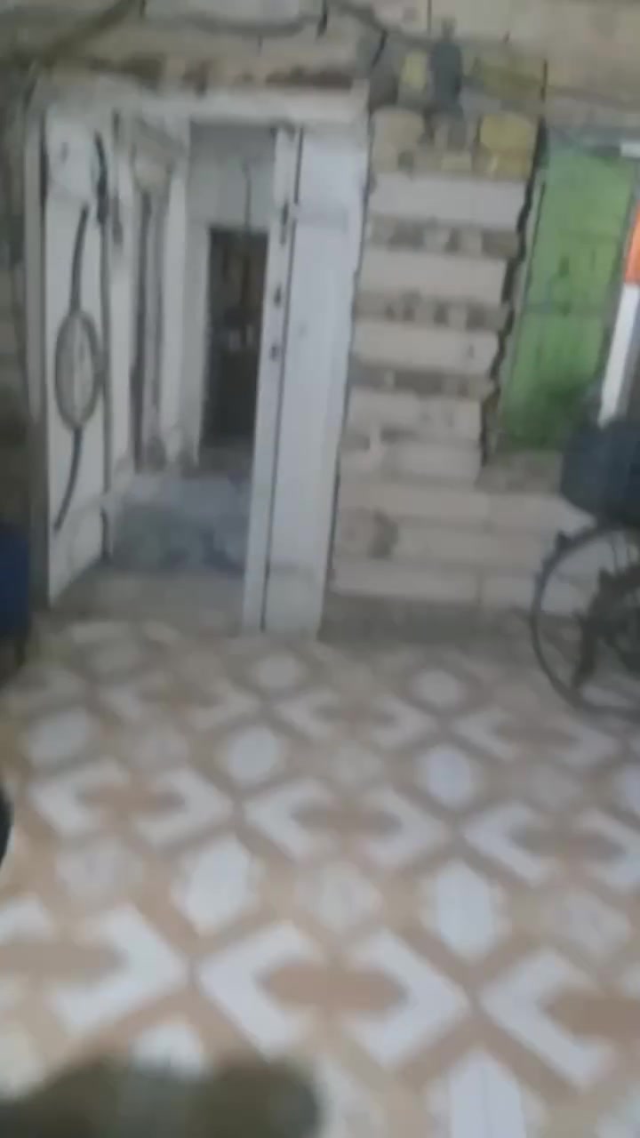 بيت حواسم بحي العسكري قرب بانزيل خانه بيت جبير غرفتين وصاله وستقبال بنيان فرمستون مو بلوك وساس طابوك سعره ١٢ وبيه مجال شراي يخابر هذا رقم ابو بيت انا مكلف بنشر ***********

