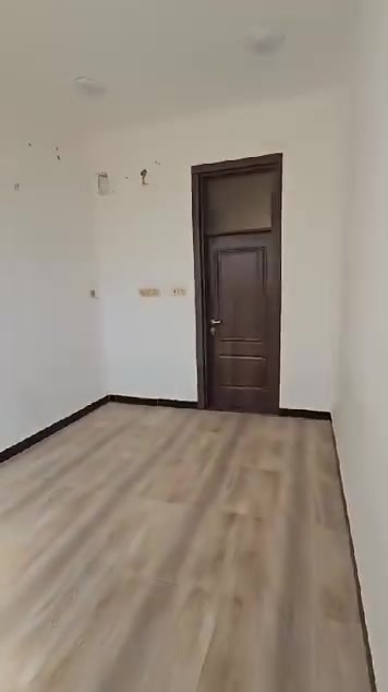 للبيع قطعه طابو في الموقع ٢٠٠ متر ومبني عليها مشتمل طولاني ١٠٠ متر طابق ونص رقم القطعه ٢٦٧٥ اول شارع على يسار بظهر البيوت الي بالواجهة للاستفسار *********** يحتوي المشتمل الطابق الاول غرفه نوم ومطبخ وهول واستقبال وصحيات شرقي و غربي والطابق الثاني غرفه نوم وهول حولي وصحيات والسطح خدمات متوفره ماء وكهرباء
