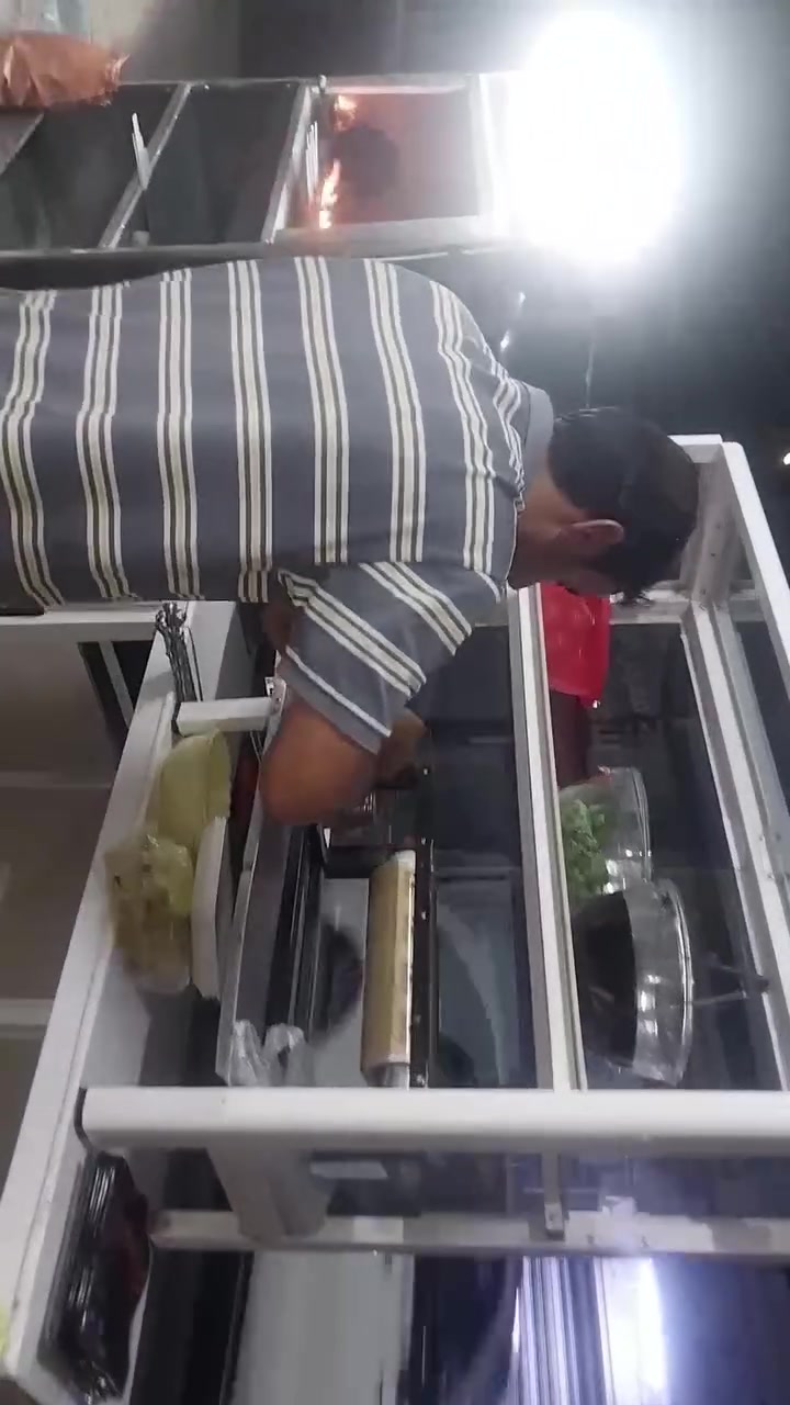 حياكم الله حبايبي اليوم الكباب فريش تستاهلون الكيلو الحم بس 20الف الكيلو دجاج 🐔 بس 15الدينه توصيل داخل الورديه مجاني  العنوان الورديه قرب كهوت رضه *********** هلن بكم مطعم ومشويات البديري عزيز
