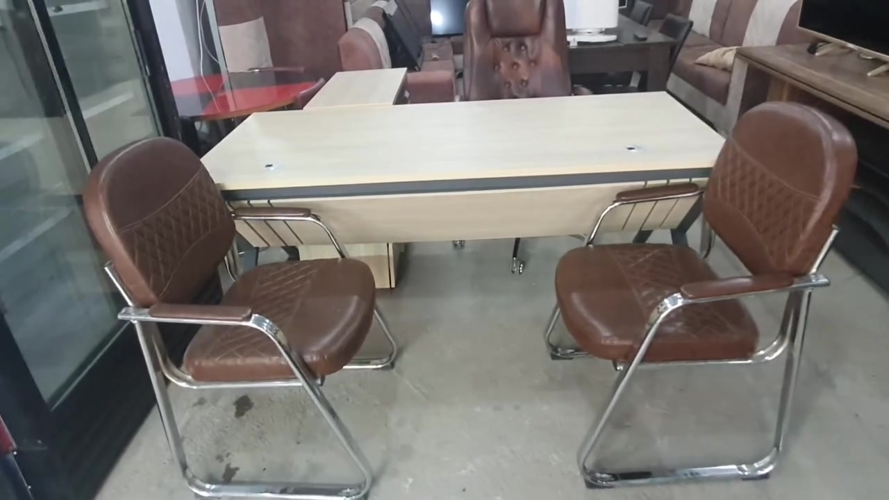 مكتب متكامل متكون من 2 كرسي 💺 ضيوف مع كرسي 💺 دوار مع ميز مكتب 🏢 مع المجرات متكامل
#مجمع الكرار قضاء الزبيدية سايدين من جهة البوابة مقابل كاشان لغسيل مفروشات مجاور حسينية بيت 🏠 زليزل 

هاتف 📞 ***********
هاتف 📞 ***********
