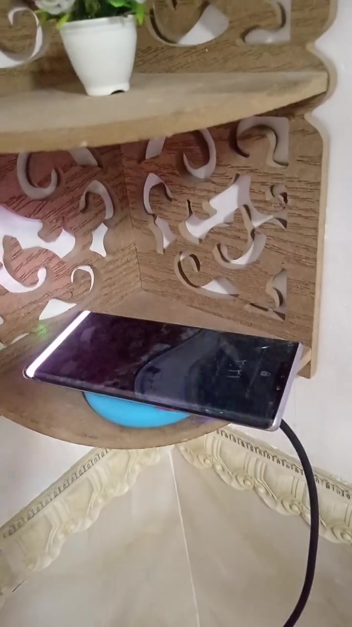 هواوي ميت 30 برو. يدعم شحن لاسلكي. مع شحن عكسي للاجهزه. غني عن التعريف. ثلاث كامرات امامي. بي ميزة ريمونت للاجهزه بصمه بالشاشه ذاكره. ٢٥٦ ورام ٨.. بوبجي 90 فريم. كامره خلفيه. 40 ميكه الترا. ضد الماء.وبعد بي مواصفات.. بي فطور بالشاشه مع الضهر  وجامه مال كامره خلفيه. جزه بالسماعه الخرجيه.. الجهاز يشتغل كامل بدون اي خلل ومامبدل اي شي بي. السعر 110 الاف.. ***********

