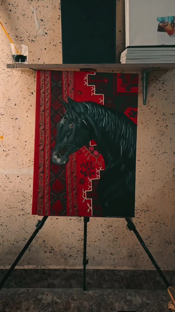 لوحة رسم زيتي شغل ايد
حجم 50×70 سم
شنو موضوع اللوحة بالضبط؟ مثل بورتريه، طبيعة، حيوانات، مناظر، أو شي مجرد؟: 
حصان مزغرف
اللوحة مؤطرة لو بدون إطار؟ وإذا بيها توقيع أو اسم الفنان مكتوب عليها؟: 
اطار خشب مخفي تحت القماش
هل هي جاهزة للتسليم هسه، لو تحتاج أي تعديل/ترميم بسيط؟: 
جاهزة
وين موقعك بالعراق حتى نذكر مكان الاستلام أو التوصيل؟: 
محافظة ديالى بعقوبه التحرير 