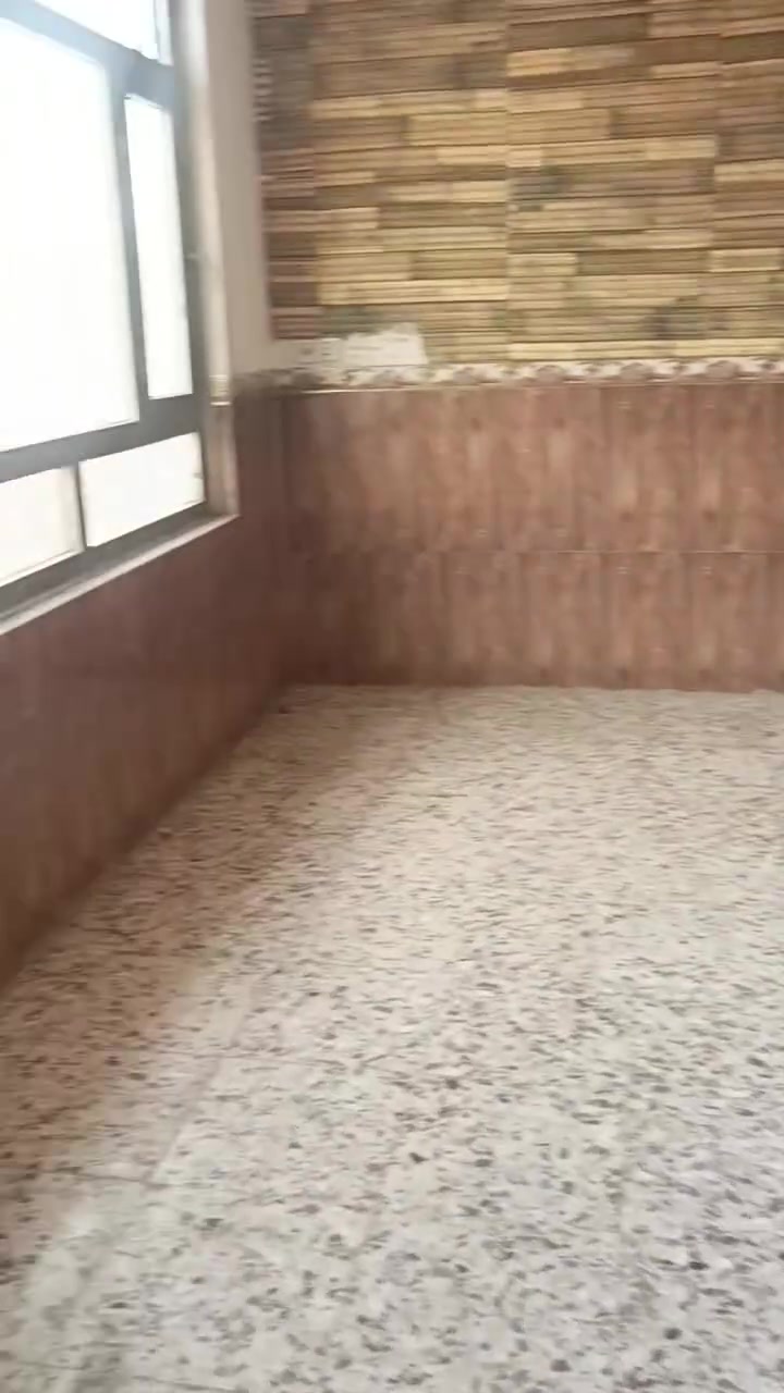 للايجار شقة بالمعلمين نضيفة جدأ طابق اول استقبال وصالة وغرفةنوم اثنين ومطبخ وخدمات على الشارع العام بلكونة ايجارها 400 الف عمارة اربع شقق فقط مكتب العبادي للعقار قرب الصيدلية النظامية *********** اتصل وادلل
