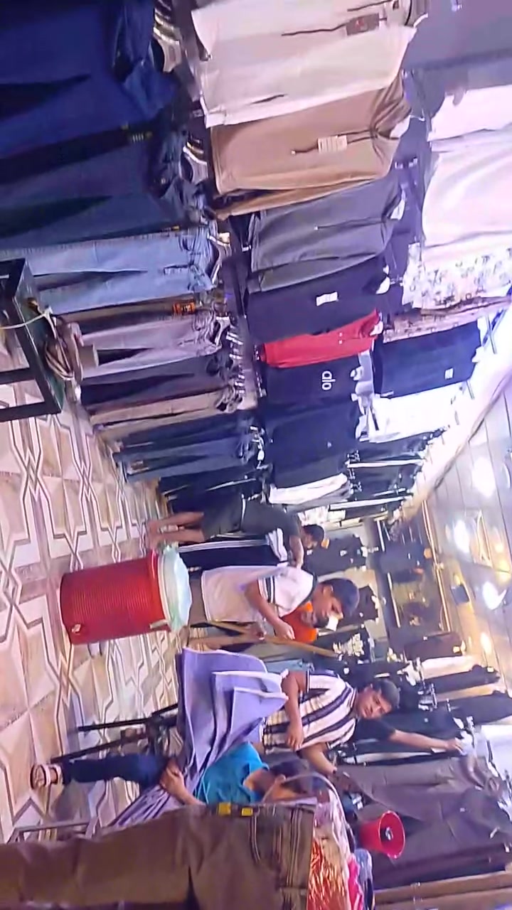 يوجد محل البسه رجاليه للايجار كركوك شارع اطلس
شرط محل شغال وارد شهري من مليونين الي ثلاثه ملاين
ايحار شهري 550الف شهريه وبيع ادوات المحل بسعر مناسب علمه انه المحل بشرط شفال
اسباب البيع عدم التفرغ  صاحب المحل للعمل
رقم ***********
