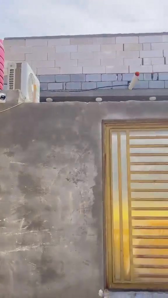بيت مساحه 200 متر فضله طابقين 4 قرف و ستقبال ومطبخ وصحيات داخليه وخارجيه السعر 60 وبي مجال 
***********
