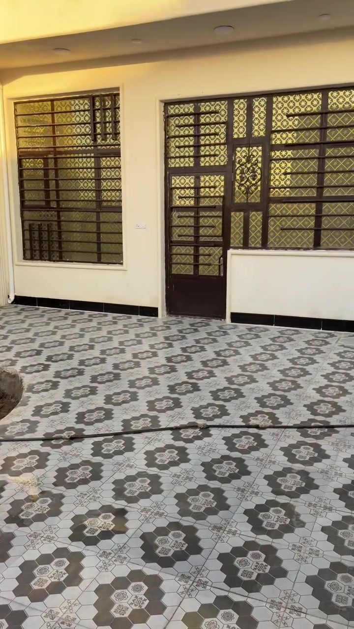 السلام عليكم 
دار سكن طابو صرف 
المساحه 300 متر 
الدار بناء حديث جاهز للسكن
الموقع مشروع الماء الثاني 3 دار عن الشارع العام 
السعر /150 مليون بي مجال 
للاستفسار اكثر /***********
***********
