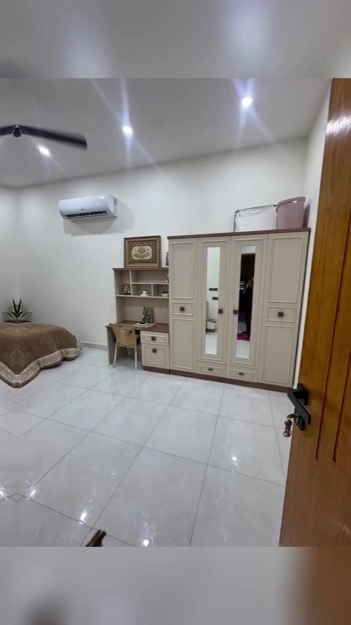 دار للبيع  مع الاثاث طريق ياحسين خلف معرض سيد وفي المساحه ٢٠٠ م سنة البناء ٢٠٢٦  بناء درجه اولى تحت اشراف مهندسين واجه وارضيه مرمر طابقين *********** 
مكتب القصر الحديث للعقار 🏡
