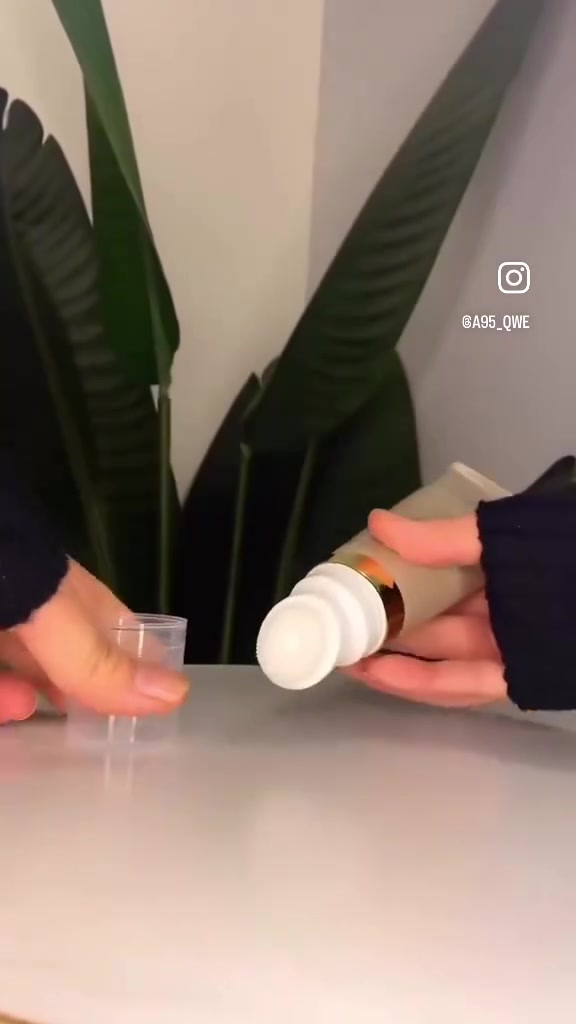 🌸 L’DORA CARE Facial Cleansing Gel – جل تنظيف الوجه، وخصائصه:

✨ خصائص المنتج:

🧼 ينظف البشرة بعمق من الشوائب والأوساخ.

💧 يساعد على إزالة الدهون الزائدة من البشرة.

✨ يمنح البشرة إشراقة ونضارة.

🌿 يساعد على التحكم بمظهر المسام المفتوحة.

🤍 تركيبته لطيفة ومناسبة للعناية اليومية بالبشرة.

💦 يترك البشرة نظيفة ومنتعشة.

📦 الحجم: 100 مل.

طريقة الاستخدام: بللي الوجه بالماء، ضعي كمية مناسبة من الجل ودلكي البشرة بلطف، ثم اشطفيها جيداً بالماء.

📞 للطلب والاستفسار: 
 ***********
 #بلد#منتجات_عناية#كوزمتك#عطور
 عالم منتجات PMLM
