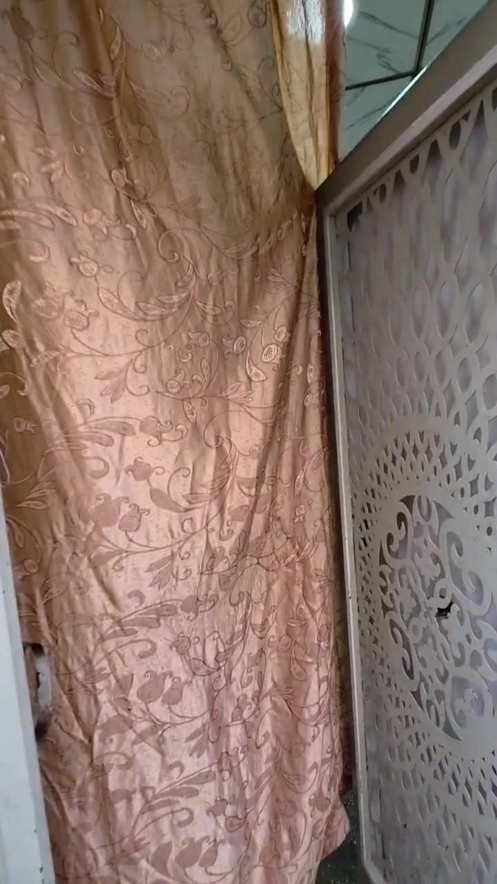 دار معروض للبيع في منطقه راس الجاده قرب صيدليه العصر المساحة 51متر طابقين يتكون من 3غرف ومشتملات الاتصال على الارقام ***********=***********=الدلال أبو حمزه
