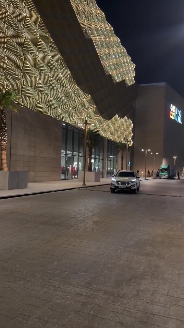 مراوس فقط
سنتافي خليجي 
بيه جاملق وبنيد 
سياره حلوه 
مديل 2016
4سلندر 
ماشيه 140
سياره مختمه سنتافي 
لتواصل ***********

نص مكتوب في الصور:
- أضواء الاعظمية
- Baghdad, Iraq