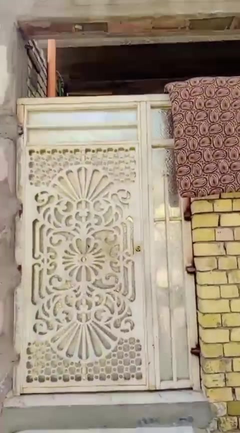 يتوفر 60متر للبيع طابقين كامله بناء طابوك 
يحتوي الطابق الاول على ستقبال + صاله +مطبخ + صحيات 
والطابق الثاني يحتوي عل غرف نوم عدد 2 بناء حديث 
العنوان 📍البلديات قرب مدارس زين القوس  الضباط الثانيه حي المير السعر اول التعليق 
 للستفسار ***********
