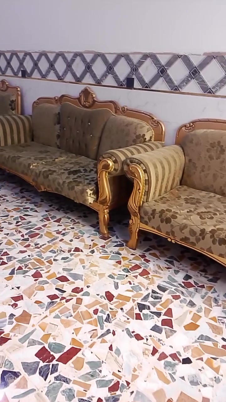 سلام عليكم اخوان عندي هذا (( الطخم الملكي)) ٧امتار للبيع السعر ١٥٠ وبي مجال ***********
