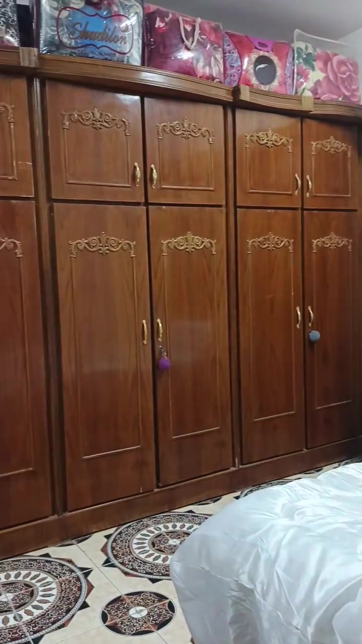 السلام عليكم غرفه خشاب عراقي نضيفه  للبيع السعر 950 مكان الريحانه
***********

