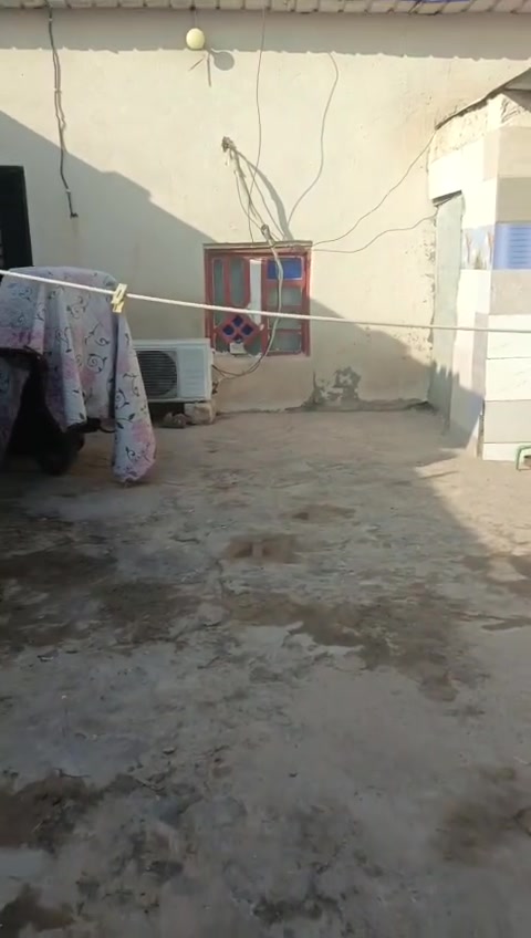 بيت البيع وقف سني قير مسجل يحتوي البيت على قرف عدد 2 وصاله ومطبخ وصحيات وكراج سيارة العنوان البصرة أبو الخصيب طريق الوصطي قرب المدرسه الصفرا السعر 18 وبي مجال     مساحت البيت 150 متر الستفسار نتصل على الرقم ‏‪ بي واتساب ‏‪***********‬‏
