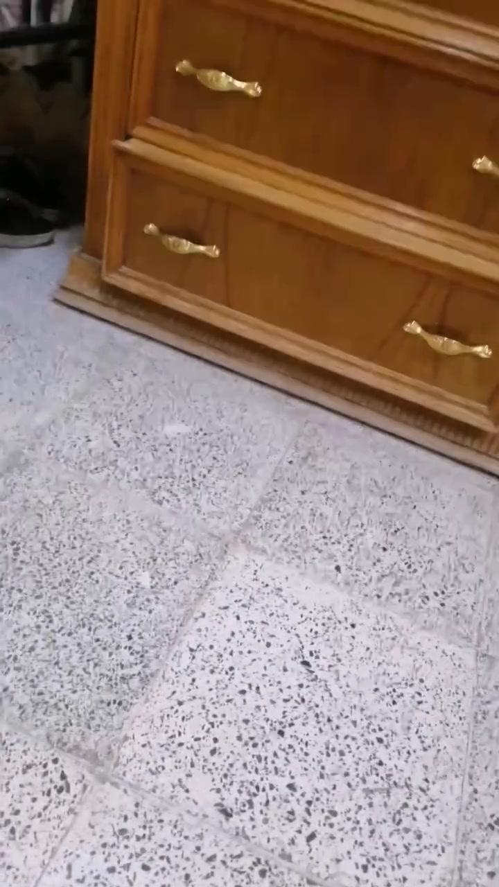 غرفه للبيع نضيفه ضرر بسيط باسفل التخت موصل ايسر
***********
