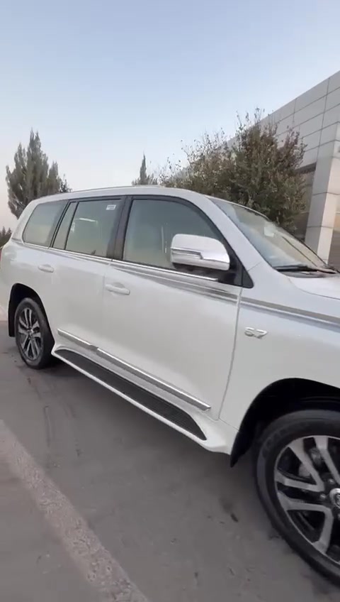 لاند كروزر موديل2019موصفاتVXRفول محرك5.700شاشه لكزس ثلاث شاشات ماشيه110الف  جملغ صبغ او بيها شىيه ملحذات سونر موجود كير محرك مكفوله سياره جديده عنوان سليمانيه السعر 460بيها مجال***********
