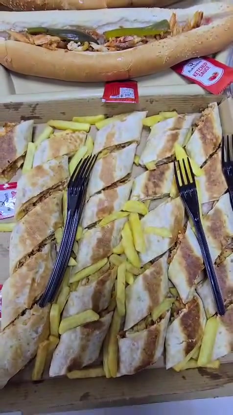 عرض ٣🍽️✨ أطيب الوجبات صارت بين إيديك!
إذا كنت من عشّاق الأكل الطيب والنكهات المميزة 😍
جهّز حالك… لأنو القادم ألذ بكتير!

📸 تابعونا وشوفوا صور وجباتنا الشهية
🔥 أطباق بتشهي… وطعم ما بينتسى ... واسعار مناسبة

مطعم كوزجي 
📌 العنوان: بغداد - المحمودية  - حي ١٧ مقابل صيدلية ابو امير 
⭕  يتوفر توصيل  #للطلبات : ***********
***********
***********

#تفاعلوا #بغداد #المحمودية  #حي ١٧  #كريسبي #شاورما# تجهيز مناسبات بقل سعار
