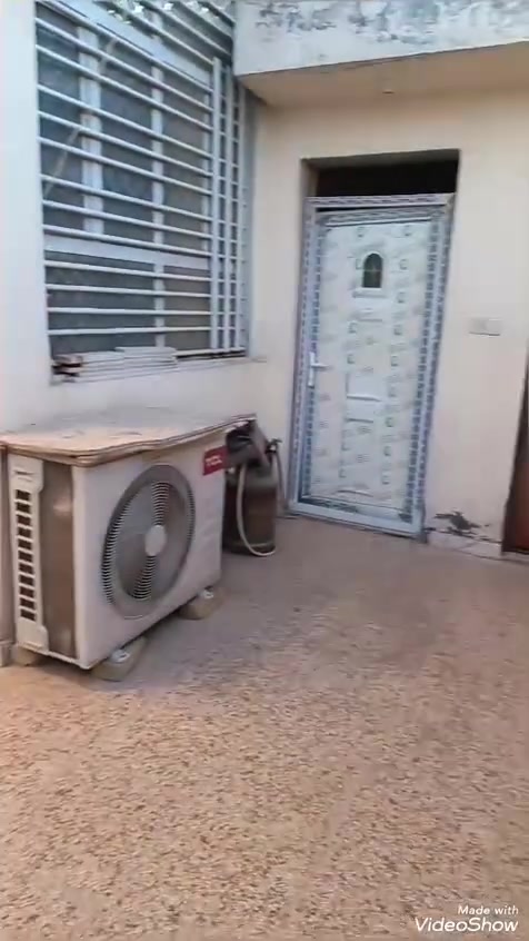 🏡 بيت للبيع – موقع مميز جداً في الناصرية
📍 خلف مستشفى التركي، على الشارع الرابط بين مستشفى التركي وحي الإسكان، موقع مميز وقريب من الخدمات.

🔹 المساحة: 200 م²

🔹 الملكية: طابو صرف 25

🔹 البناء: طابقين

✨ الطابق الأول: • غرفتا نوم

• صالة

• مطبخ

• حمامات داخلية وخارجية

• منوران

✨ الطابق الثاني: • 4 غرف نوم

• صالة

• حمام

• سطح

• شتايكر دبل فاليوم

🏠 بيت واسع ومناسب للعائلة، بتوزيع عملي وموقع حيوي ومميز.

📞 للاستفسار والتفاصيل والتواصل، مراسلة الصفحة.

***********
