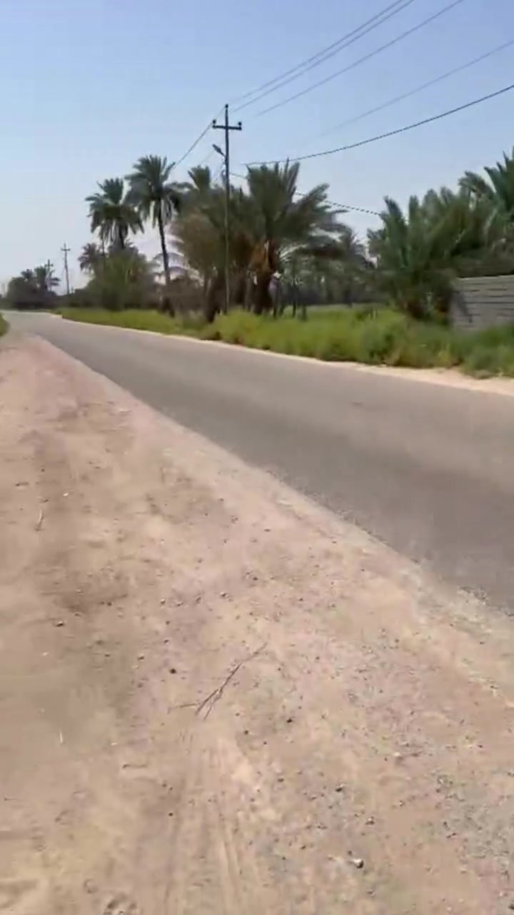 سلام عليكم
درار لبيع 
المساحه 1دونم 
المساحة البناء400
مضيف طول 18والعرض 5ونص 
غرف عدد 2 نضام السويت حمام داخلي 
مطبخ 
صاله مفتوحه لجلسات العائليه
صحيات داخليه وصحيات خارجيه مجمع 
ملاحضه البيت مسرمك كله ما عدى الصحيات و المطبخ 
ماء اساله 24ساعه الانبوب امامك
ماء سقي متوفر نضام الروائي 
كهرباء وطني محوله وحده مربوط عليه يعني اي حمل ما عليه 
خط مولد اباب البيت نضام الكابينات يعني اي ضياع لكهرباء ماكو 

العنوان
حله .ابي غرق  مقابيل مقام سيد ادريس 
رقم الهاتف ***********
