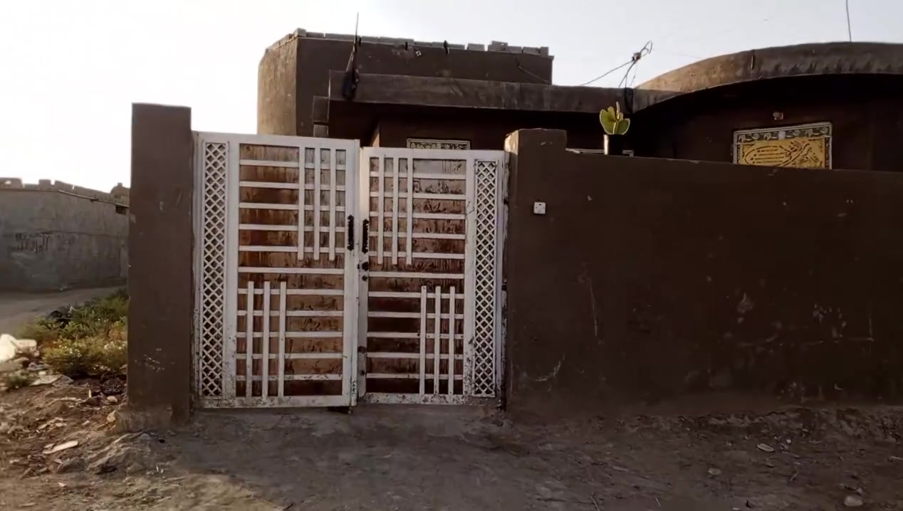 الشراي يتصل ويدلل مساحته 300 متر البيت بي 3 غرف نوم وصاله ومطبخ وستقبال وصحيات داخلي وخارجي العنوان حي المتنبي نزلت  مشروع سعره 50 مليون وبي مجال 
***********/***********
