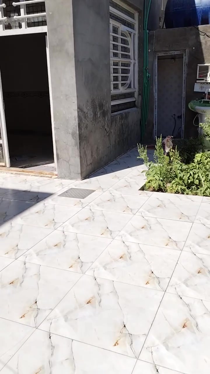 للبيع المساحه ٢٢٠م يحتوي على غرفتين نوم واستقبال كبير ٥ في ٩ وصاله ٥ في ٧ ومطبخ ٥ في ٤ وصحيات داخلية وخارجية كراج سياره مكشوفه عدد ٢ بناء طابوق اساس وسقف كونكريت البيت عالي عن الشارع تبليط بالباب مكان كلش راقي وهدؤ كافة الخدمات موجوده للعلم البيت مشمول بقرار الطابو العنوان الكوفة علوة الفحل شارع الزوار عمود ٥٢ وتنزل شارع تبليط قرب شارع الفلل السعر مناسب وبلاش للاستفسار الاتصال على الرقم *********** موجود واتساب
