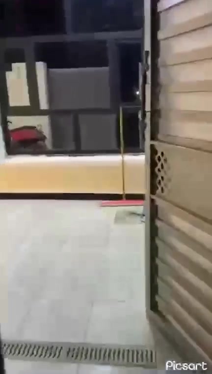 السلام عليكم عندي بيت المساحه 150متر بي غرفتين لبيع منطقة شهداء البياع يم مدرسه الرياحين مربع حي ضباط السعر 250قفل هذا رقم***********