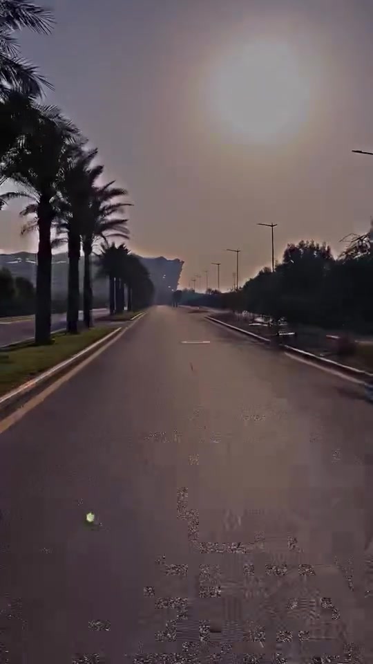 📌 حالة السيارة ونظافتها:
 محرك وگير شرط غير مفتوح نهائياً.
 * الممشى: 59 ألف كم حقيقي.
 * الملاحظات: بيها رصعتين زغار
 * رقم بغداد جديد، السنوية هزة وجاهزة، والتحويل مباشر باسم المشتري.

⚙️ المحرك والأداء:
 * المحرك: 5300 سي سي (8 سلندر).
 * نظام التعليق: مستقل لتوفير أعلى درجات الراحة والثبات.
 * نظام سحب المقطورة.

✨ المواصفات والرفاهية (فول الفول):
 * السقف: بانوراما بالكامل.
 * المقاعد: جلد فاخر مطعم بخشب ملكي، تحكم كهربائي بالكامل مع ذاكرة خزن (Memory)، مع ميزة التبريد والتدفئة للكشنات.

 * الشاشات والترفيه: 
شاشات خلفية للأطفال + نظام صوتي فاخر BOSE (10 سماعات).
 
* التقنيات: داتاشو (HUD) على الزجاج الأمامي، شاحن وايرلس للهواتف، ثلاجة داخلية، ومداخل USB متوزعة لجميع المقاعد.
 
* التحكم والتشغيل: تشغيل عن بعد، (5) بصمات، وصندوق ذكي يفتح ويغلق بحركة القدم.
 
* الخارجية: دوسات كهربائية تنزل تلقائياً مع إنارة LED، ومرايا شفط، وجناط (ويلات) كروم قياس 22 إنش مع تخم تاير جديد.
🛡️ أنظمة الأمان والرادارات:
 
* 5 كاميرات توفر رؤية محيطية 360 درجة (Bird View).
 
* نظام تحديد المسار والتنبيه عند الخروج عنه.
 
* رادار ذكي للتنبيه من التصادم.

💰 السعر والتواصل:
 
* السعر: 52 الف
 * رقم صاحب السيارة:***********
