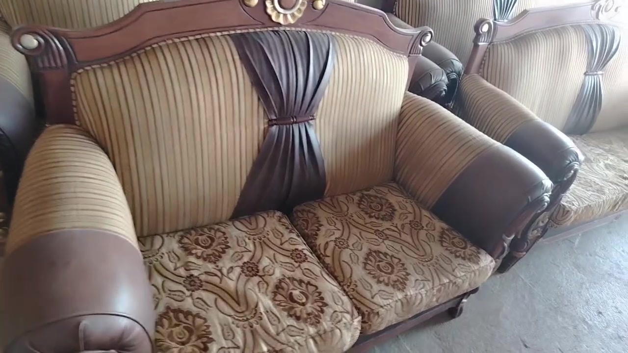 سلام عليكم تخم زان مصري نضيف كلش كلش مرتب 10 مقاعد    
2كراسي
1ام النفرين الخشب مالته زان شرط الفحص الصبغ ما بي زلغ اخو الجديد للتواصل واتساب ***********  السعر 350 الف
