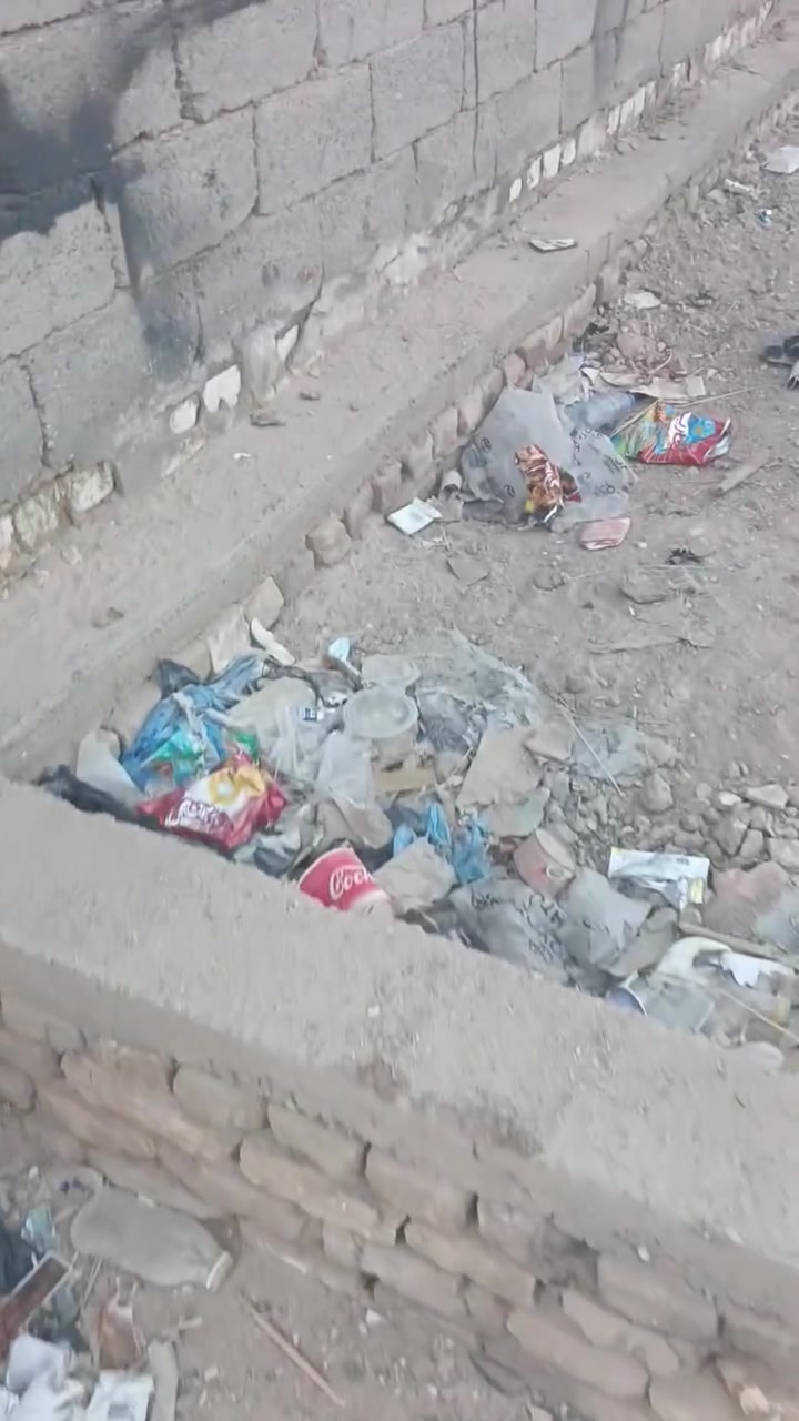 بتلو للبيع بحي الكوفه مساحه القطعه 150ماي وكهرباء بل باب شارع عشره تقسيم القطعه تحتوي على غرفيتين وحده خمسه بربعه وثانيه خمسه اله ربع صاله ثمانيه متر صحيات خارجي وداخلي مطبخ خمسه ب ثلاثه ستقبال سته سعر خاص وراح خلي رقمي ***********
