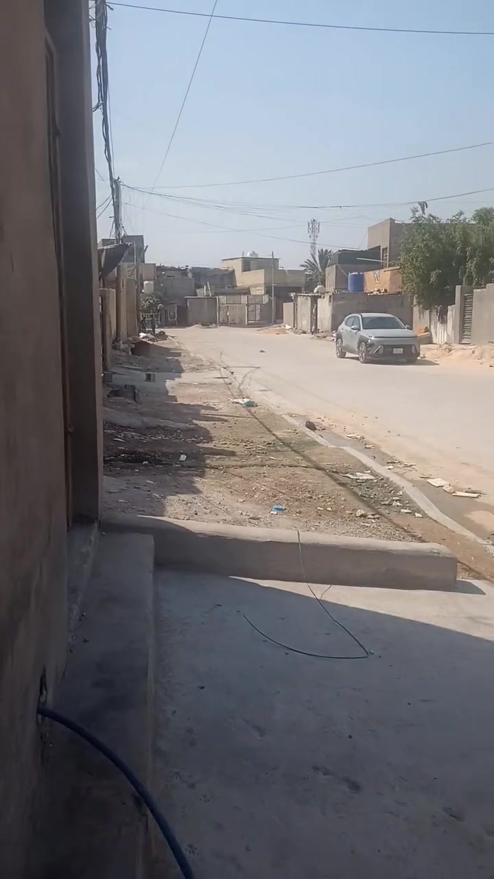 سلام عليكم 
بيت في معسكر البلديات 
المساحه الكلي 81
مو فرع شارع عريض تبليط 
قريب صوره لامام علي الفرع العريض موقعه 
حلو قريب على شارع شريط اذا تريد تصعد تكتك شي
قريب على ضباط وهم سوق الميت بصفك شارع العميرات 
موقعه كلش مميز وحلو 
بيت بناء جديد واصل السقف 
مجاري جديده عالي عن الشارع مسوي خارطه 
نفه مدخل ممر مترين عرض مو متر
يعني مسوي المدخل بابا نص الممر مطبخ
بعدين طرمه متر بيه تواليت ومكان غساله وخارج البيت تواليت 
بعيد ستقبال عرض 5في3وربع
صاله مترين 80 ورا الستقبال وغرفه عرض 5 ب3
وبل صاله منور وحمام مشترك 
يعني بيت خارطه حلوه وسقف معلي وعن الشارع هم عالي
شبابيك وبيبان بي فقط صب سقف تكمله 
البيع والمراس اذا سياره حديثه وتطيني فرق 
واذا يبقه شئ بصيط قسط مو مشكله 
 ***********
السعر 30قفل قفل واذا يبقه شئ بسيط قصط 32
اذا سياره حديثه وحلوه مقدمه عادي
