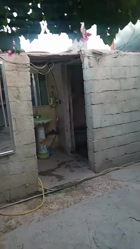 السلام عليكم بيت تجاوز المساحه 200 للبيع العنوان الحرية مجمع الرجاء قريب على الزراعي البيت يتكون من 2غرف نوم واستقبال ومطبخ وصحيات *********** واتساب السعر 9وبيه مجال
