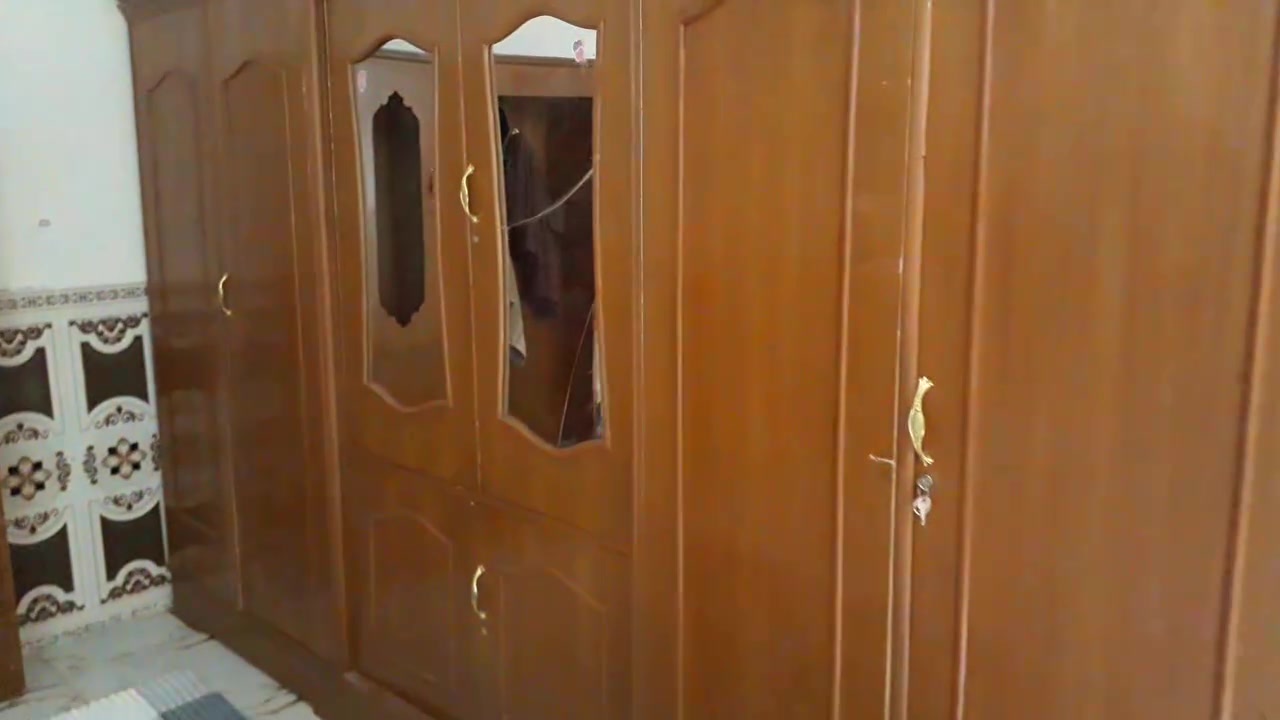سلام عليكم غرفه خشاب للبيع مستعجل سعر 550 تواصل واتساب *********** غطرفه نضيفه عوزهه بس قفاله
