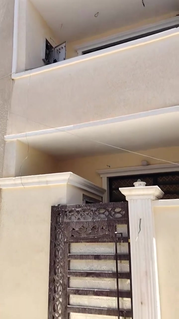 من رخصت مدير الكروب السلام عليكم بيت مساحه 80 متر مربع يحتوي الطابق الأول استقبال مطبخ غرفه نوم الطابق الثاني غرفتين نوم السطح شتايكر بناء طابوك باقي التفاصيل بالفيديو يرهم قصد مقدمه 35 ينحسب ب65 طابو  زراعي سند 25 للاستفسار الاتصال *********** العنوان الزعفرانيه نهايه شارع الكهرباء دور الشرطه قرب أسواق المصطفئ
