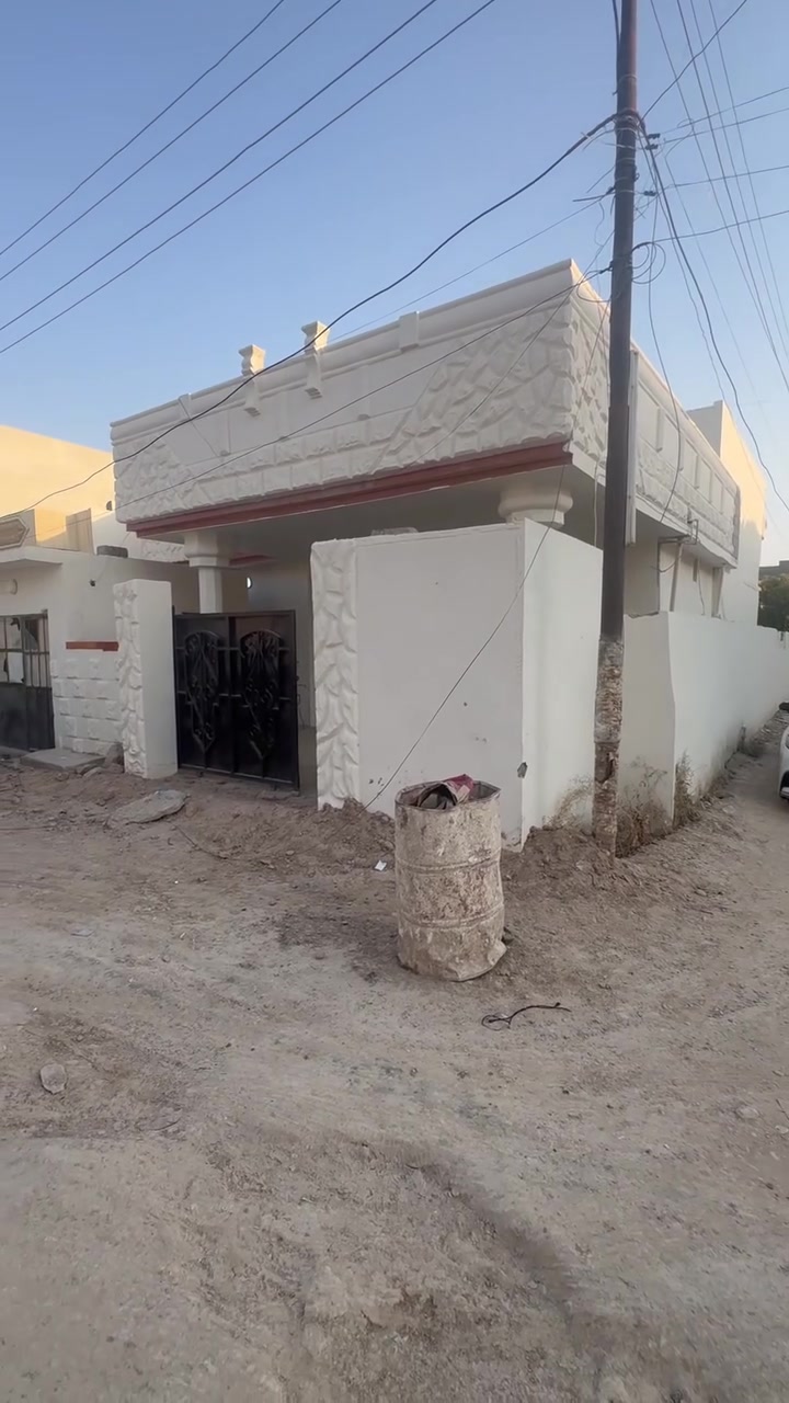 دار للبيع تكريت الديوم منطقة المربع الاول مساحه ٢٠٠ متر ركن وجه ١٠ متر ونزال ٢٠ متر الدار طابقين بناء قديم بس نضيف جدا وجاهز للسكن يحتوي على ٤ غرف نوم كبار وصاله ومطبخ واستقبال و٣ حمامات والسعر مناسب جدا ٨٩ مليون قفل سعر قطعه للاستفسار اكثر الأتصال 
***********/*********** او مراجعة مكتب ابو طه للعقار 
العنوان شارع ٦٠ مجمع اليرموك

