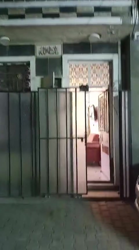 السلام عليكم دار للبيع طابو زراعي سند 25 مساحه 50 متر مربع 5*10 طابقين ونص 3 غرف نوم وخدمات فوك وجوه واستقبال وبيتونه السعر 115 وبي مجال العنوان حي تونس ***********
