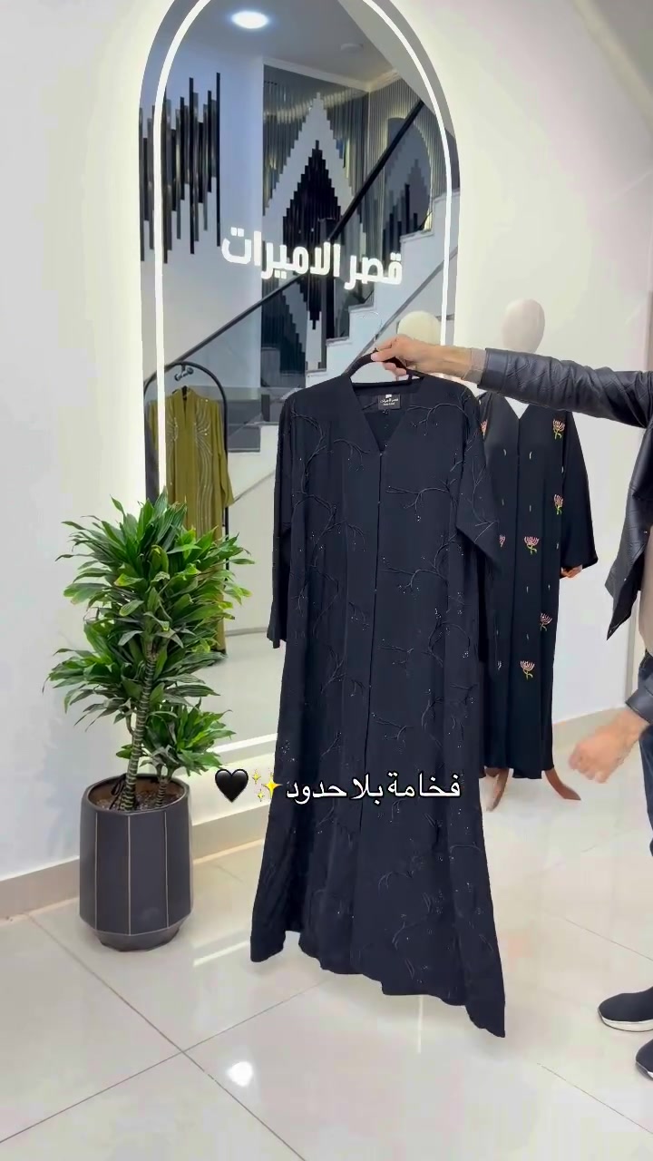 80 الف 
عباية اماراتي 
القياسات 56.58.60.62

نص مكتوب في الصور:
- 🖤✨ فخامة بلا حدود ✨