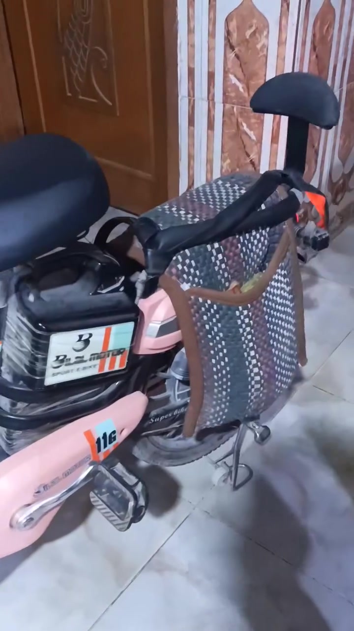 دراجه شحن لبيع دراجه جديده بجيس مكفوله من كلشي نضافه 100/% بطاريه شحن 4بطاريات كهرباء شغاله تجي شوفت عينك اي نقص مابيهه  السعر 450بيه مجال عنوان حله ابو غرق  استفسار اتصال على رقم *********** مامتواجد على فيس اتصل بيك خير ودلل
