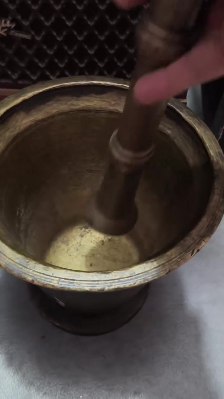 هاون بغدادي قياس 20 او نص.   اليده 30 اي تفاصيل خاص
***********
