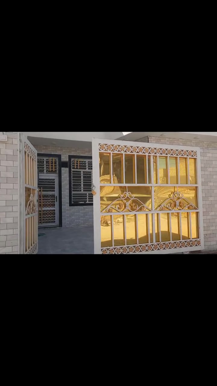 ياالله السلام عليكم بيت للبيع طابو صرف 
مساحه 200م بناء طابقين وشغل ماشاء الله 
البيت متكون من 
طابق اول 
كراج سيارة 
مطبخ 
أستقبل 
صاله معه منور 
غرفتين نوم معه منور 
صحيات داخليه وخارجيه 

طابق ثاني 
غرفتين نوم وصاله مجمع صحيات
منظومة كامرات معه نت 
إنارة 
موقع البيت حي الأمير 95 
دخول من شارع 20 على 15 
قريب كلش على تبليط  
متوفر خدمات ماء كهرباء مجاري .نت

للإستفسار 
***********
