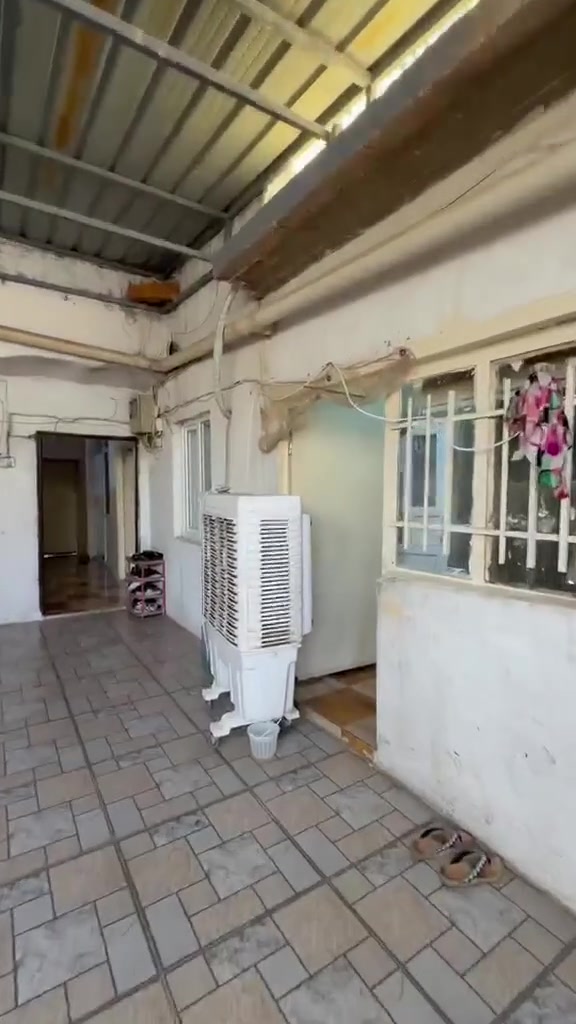 سلام عليكم للبيع طابو صرف المساحه 170متر البيت اباسم شخص واحد بل تصوير موضح كم غرفه او حوش وره +صحيات او مخزن الموقع حي الحجاج قرب عماره الجبوري ***********
