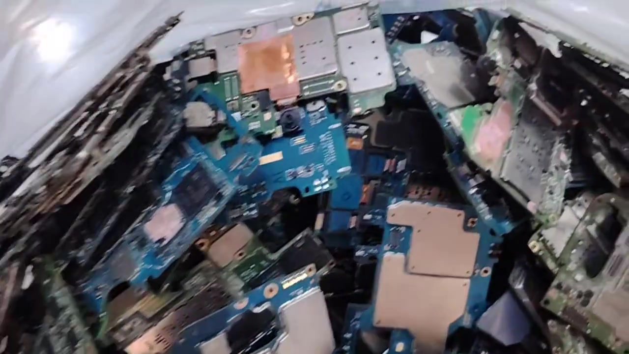 عندك بوردات للبيع بيع سريع ذاكرات عليه ابيع خابط العنوان حله حي الإمام ***********
