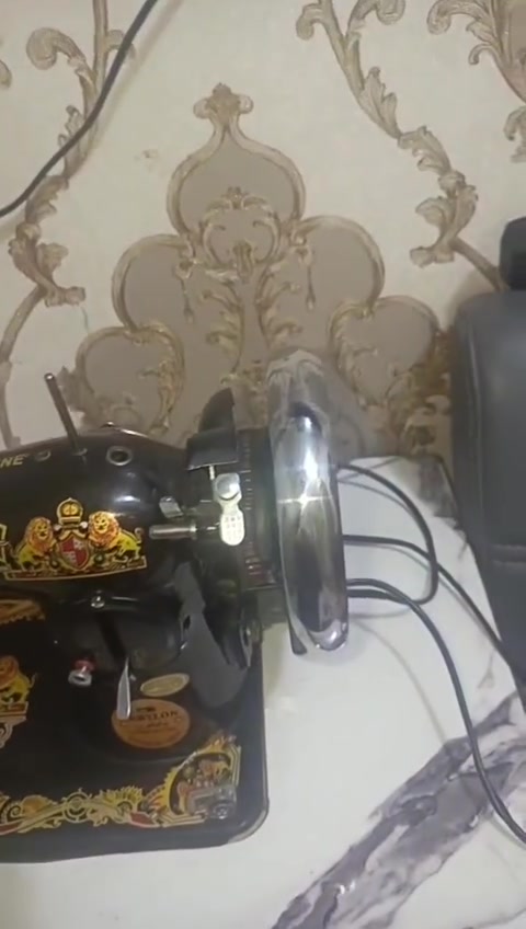 مكينة خياطة جديدة وشغالة استخدام قليل جدا مكانها بغداد سعرها ٧٥ الف للتواصل ***********
