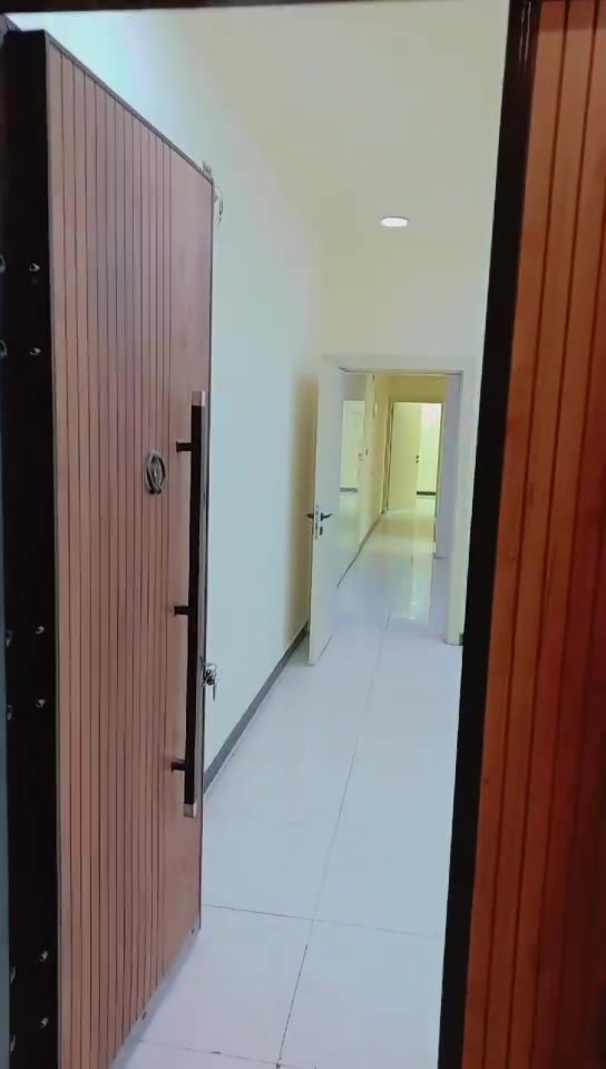 السلام عليكم
شقه للإيجار طابق اول غرفتين نوم واستقبال ومطبخ وحمام مشترك وسطح حديثه الشقه وجديده منطقه هادئه وحلوه الدورة نهاية شارع ٦٠ بشارع الزيتون خلف ماركت تودي.  من صاحبها الشرعي.  ايجارها ٤٥٠ الف . جاهزه من كل الخدمات واير سحب وانترنت وماطور وسخان وتانكي 
***********
