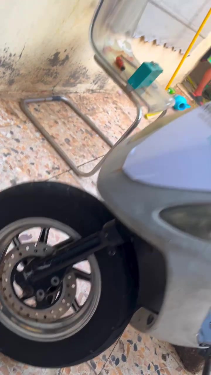 سلام عليكم دراجه قجمه للبيع محربه وكامله غراضها ماناقصها شي كفراتها ملاح فول لون اسود مغلفها ابيضّ شلعه ومعدل فول طياره بوشتها55يرادلها كلج خلفي يطلع صوت فقط هيه طياره شلعه ومعدل مكاني البصره القبله حي جامعه سعر 475وبيها مجال حك جيه جديده دراجه ***********
