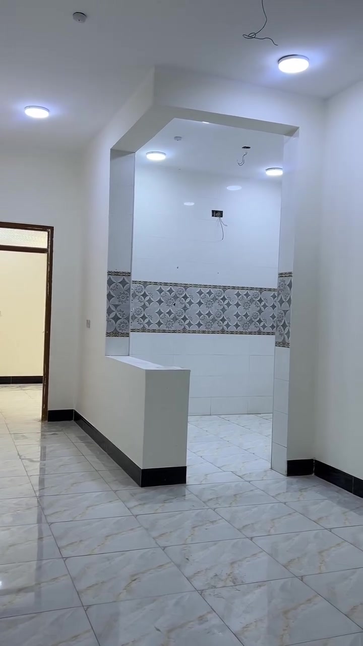 السلام عليكم شقة للايجار طابق اول منطقة حي المعلمين شارع المدارس شارع خولة بنت الازور الايجار 350
للتواصل:***********
