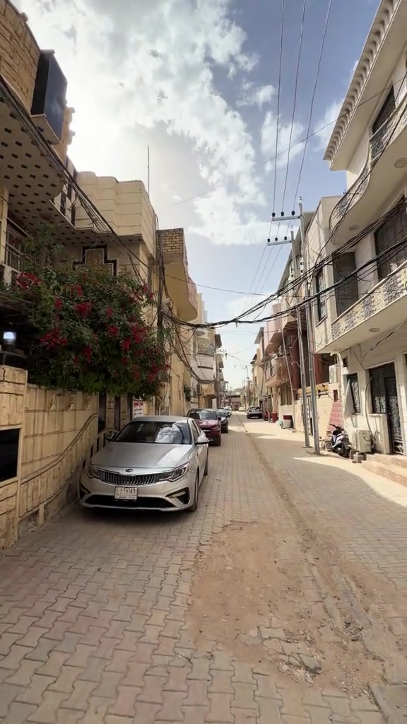 دار للبيع  شارع ميثم التمار فرع منتجات الكفيل  منطقة بستان الحميري  المساحة 150 متر ركن  مع شقة معزولة  يحتوي على 4 غرف نوم  يبعد عن الامام 5 دقايق  السعر 470 مليون قابل للتفاوض  للاستفسار ***********
