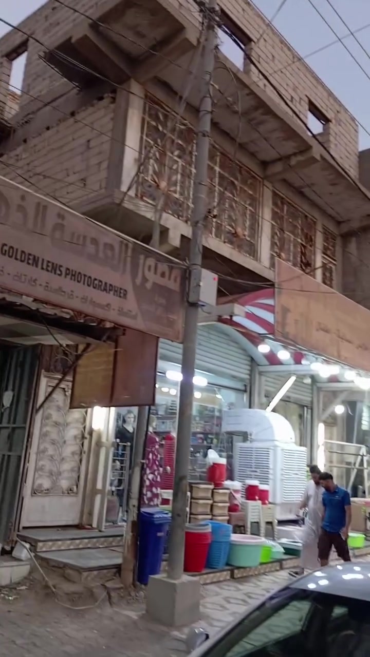 السلام عليكم بيت للبيع مع ثلاث محلات موقع تجاري حي العسكري قرب فلكة العلماء الشارع السايدين الصب موقع تجاري المساحه 200م واجهه 10في 20 للاستفسار الاتصال على الرقم ***********

